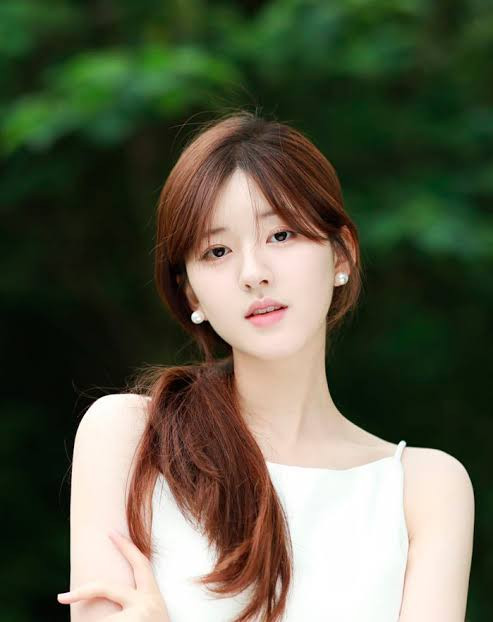 Triệu Lộ Tư ghi điểm nhờ làn da trắng sáng, không tì vết.