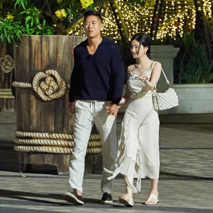 Sau khi Yuna Vũ chọn hẹn hò với Mạnh Kiên, Michael Trương dần hướng về Lee Rayeon nhiều hơn. Cô nàng đến từ Hàn Quốc cũng chủ động tiếp cận và chỉ dành tình cảm cho 'anh Trâu'.