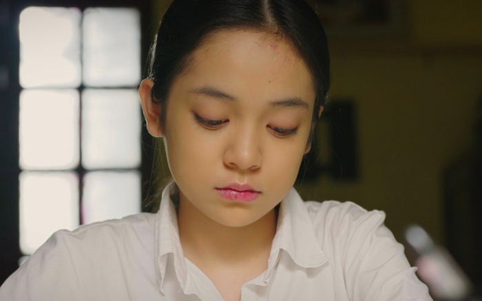 Chu Diệp Anh trong một cảnh quay ở Hoa Sữa Về Trong Gió.