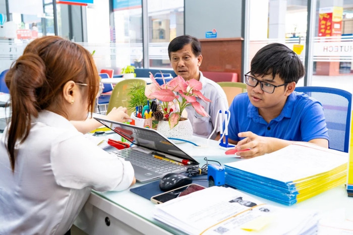 Phụ huynh, thí sinh nộp hồ sơ xét tuyển học bạ tại một trường ĐH ở TP.HCM. Ảnh: XD