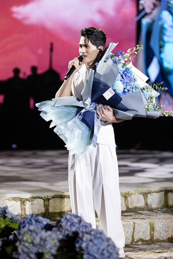 Quốc Thiên ba lần bật khóc trong đêm diễn tại Đà Lạt.