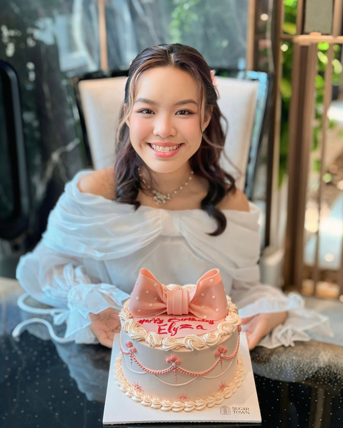 Cô bé sở hữu nụ cười toả nắng, thân thiện.