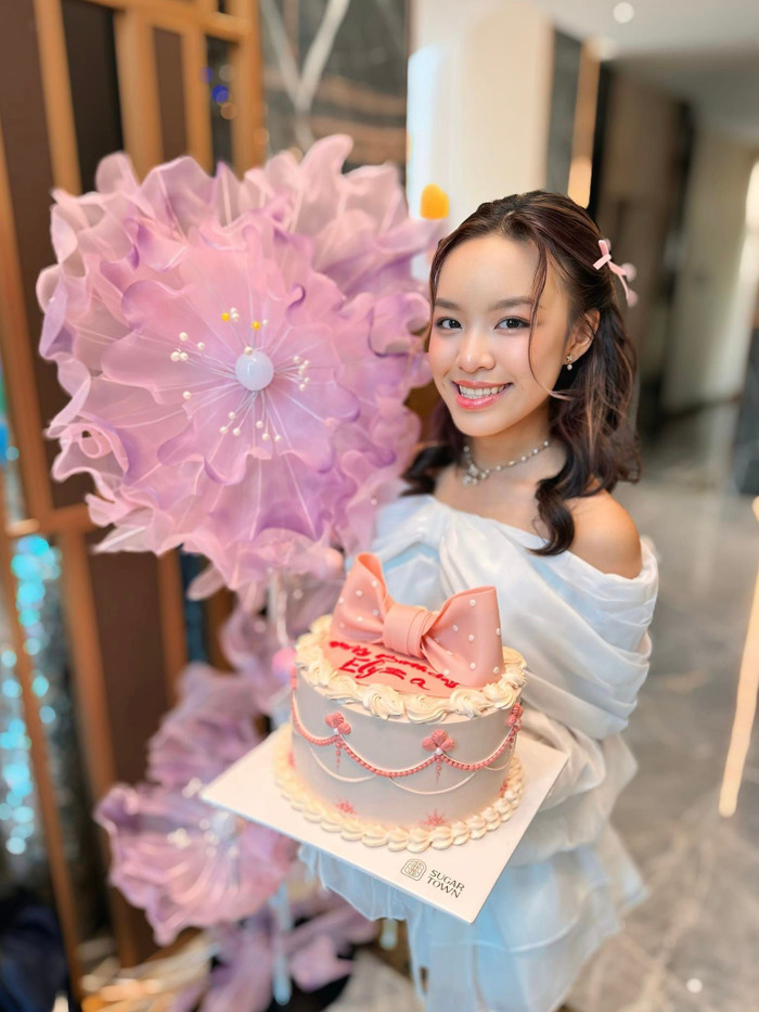 Con gái Việt Hương ra dáng thiếu nữ xinh đẹp.