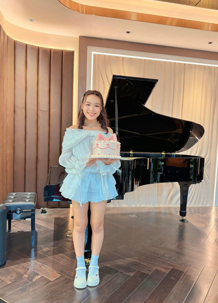 Elyza đón tuổi mới đầy ngọt ngào, hạnh phúc.