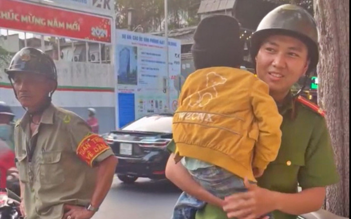 Con trai khóc đòi bố suốt dọc đường, mẹ bị tình nghi bắt cóc trẻ em Ảnh 2