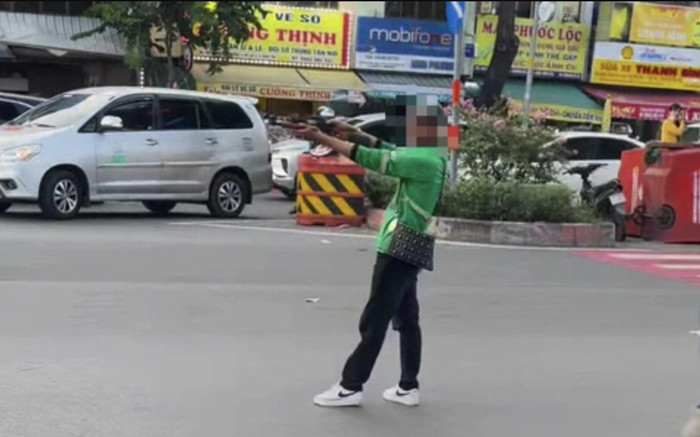 Thực hư vụ việc nam thanh niên cầm súng chặn xe, dọa người đi đường ở TPHCM Ảnh 2