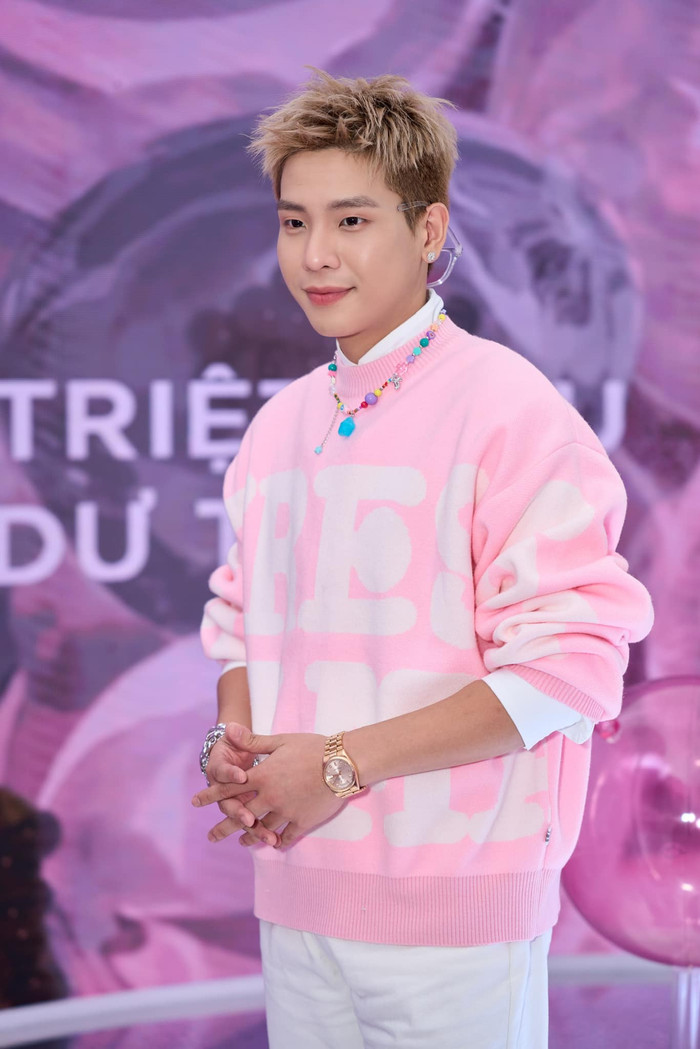 Showbiz 24h: Quân A.P là nam ca sĩ trẻ được nhiều khán giả yêu mến. Ảnh: FBNV