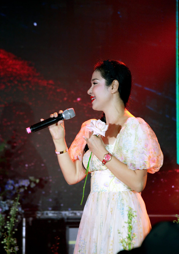 Showbiz 24h: Việt Trinh đã giải nghệ, cô dành thời gian để chăm sóc con trai. Ảnh: FBNV