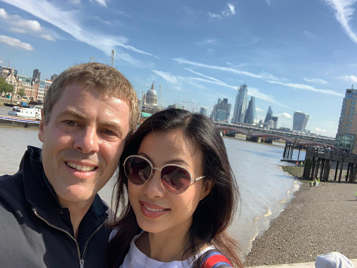 Hoa hậu Ngô Mỹ Uyên và chồng ngày càng hiểu nhau hơn sau thời gian dài chung sống. Tuy có con chung nhưng đến nay cả hai vẫn chưa tổ chức đám cưới. 