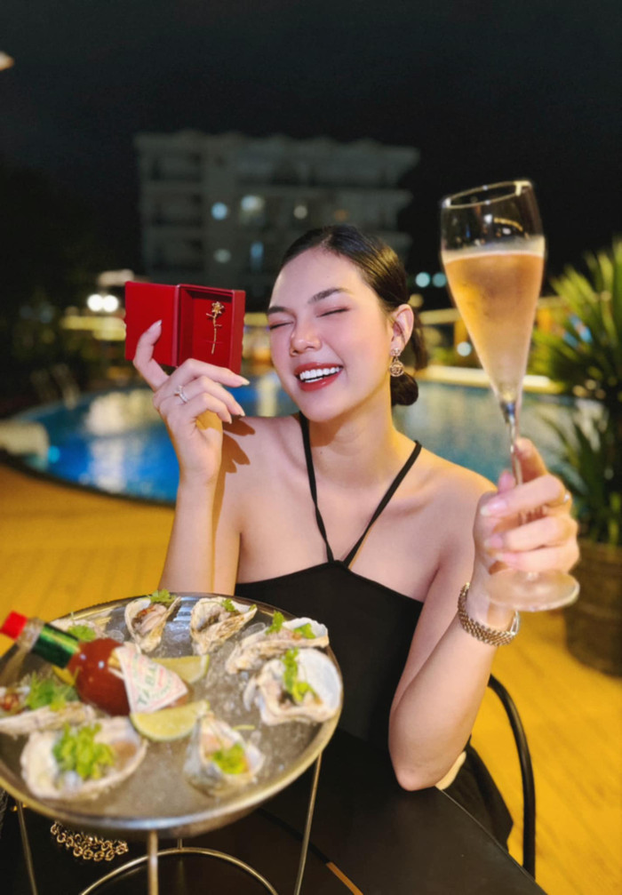 Trước đó, Ngọc Trinh nhiều lần được nửa kia tặng vàng nguyên khối.