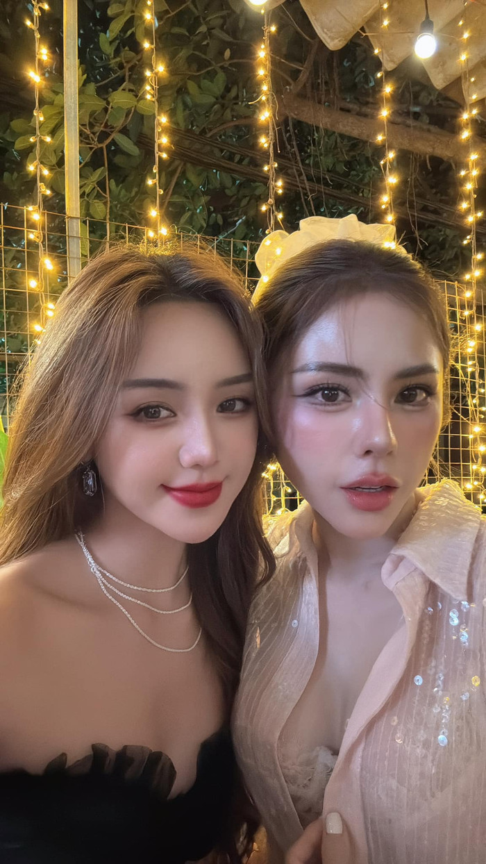 Vợ Huỳnh Anh (phải) đọ sắc cùng Quỳnh Kool.