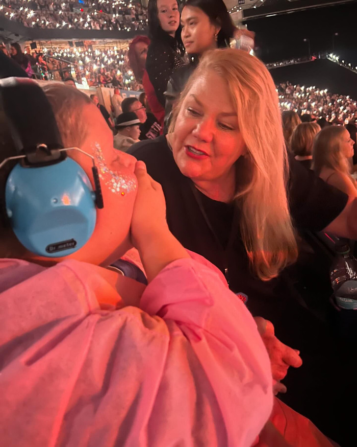 Bà Andrea Swift (mẹ của Taylor Swift) đã đến gặp và dành cho Henry Hinson một cái ôm vô cùng ấm áp.