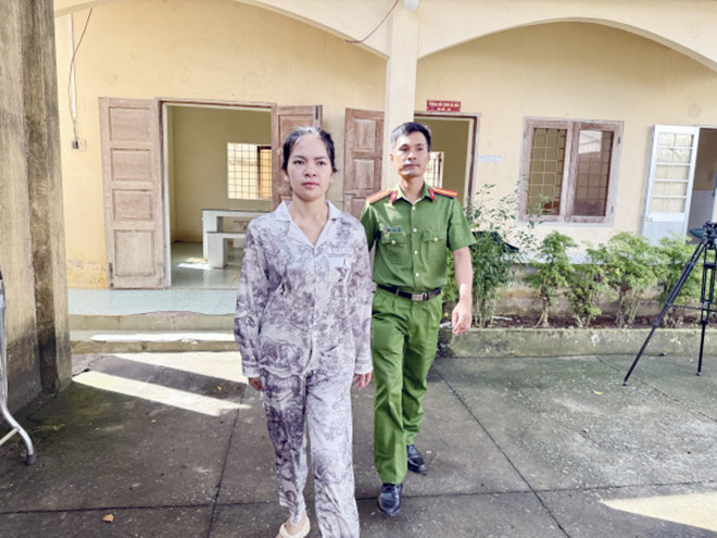 Đối tượng Thạch Thị Sóc Sô Khone tại cơ quan điều tra. Ảnh: Công an Trà Vinh.