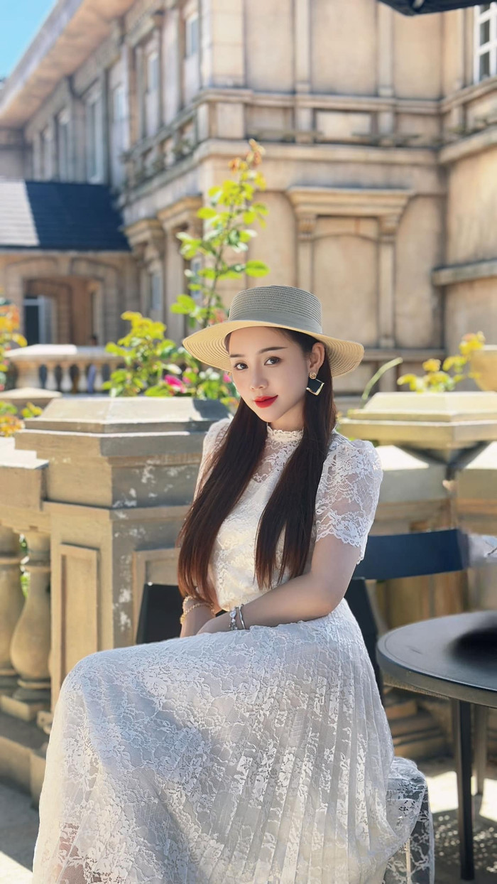 Quỳnh Kool đang tập trung cho vai diễn mới khi kết hợp với Huỳnh Anh. Ảnh: FBNV