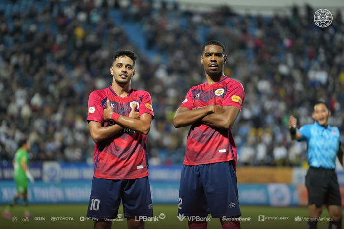 Chiến thắng 3-0 trước Đà Nẵng đã giúp cho đội bóng của HLV Polking vươn lên đứng đầu bảng xếp hạng V.League. Ảnh: CLB CAHN