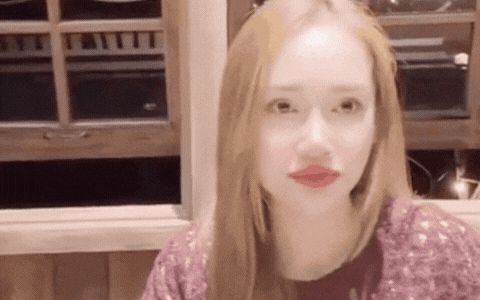 Nhã Phương tranh thủ livestream để trò chuyện với khán giả trước khi Trường Giang đề nghị tắt livestream. Ảnh: Chụp màn hình