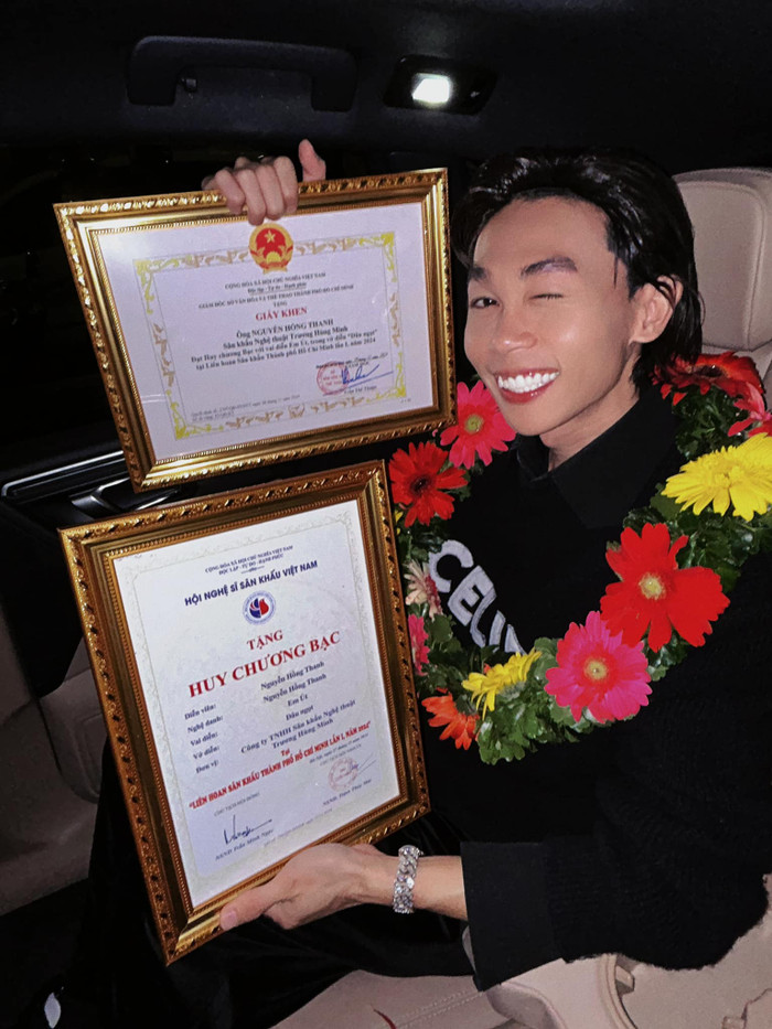 Kể cả khi lên xe ô tô để ra về, Hồng Thanh vẫn tranh thủ chụp ảnh với hai bằng khen. Ảnh: FBNV