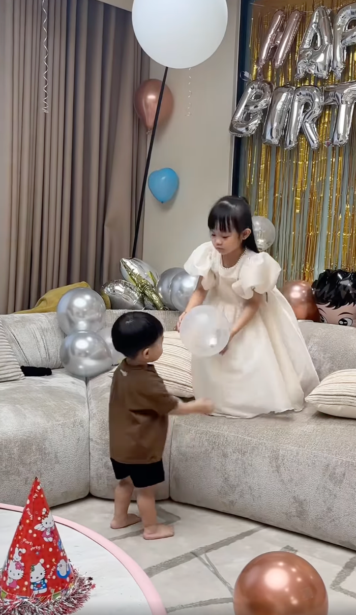 Cường Đô La hạnh phúc ghi lại khoảnh khắc các con cùng bố trang trí nhà cửa để mừng sinh nhật mẹ. Ảnh: Chụp màn hình