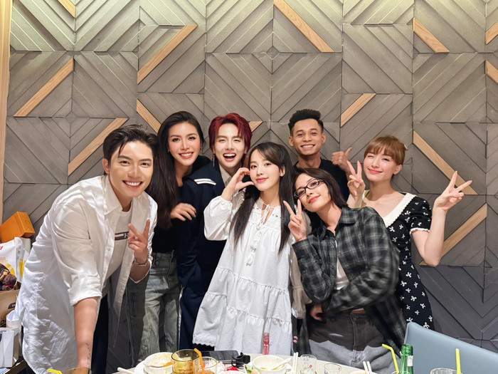 Hoà Minzy cùng nhóm bạn đã có khoảng thời gian đáng nhớ bên nhau. Ảnh: FBNV