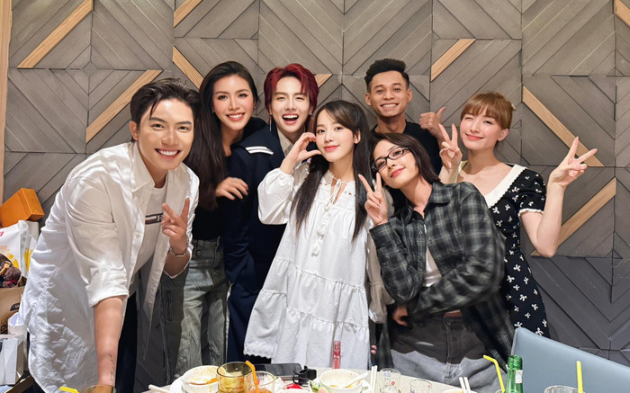 Puka vác bụng bầu đi ăn tiệc, Hoà Minzy gây tò mò với một chi tiết lạ lẫm Ảnh 2