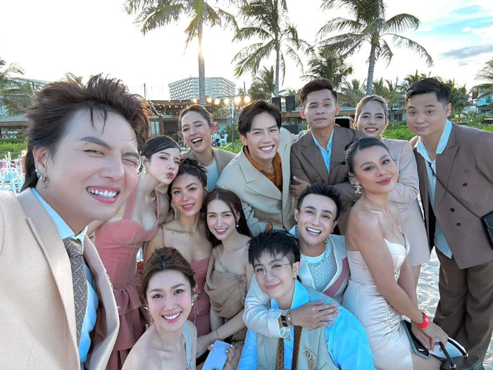 Hoà Minzy, Duy Khánh, Cara, Anh Tú, vợ chồng streamer Độ Mixi cùng dàn sao tham dự đám cưới của Puka diễn ra vào tháng 11 năm ngoái. Ảnh: FBNV