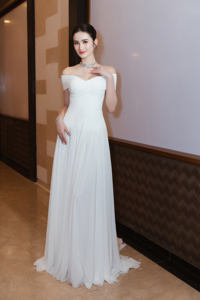 Với thiết kế này, Hoa hậu Ý Nhi không chỉ để lộ bờ vai trần nuột nà mà còn tôn lên vòng một nóng bỏng, đẫy đà. Đương kim Miss World Vietnam vướng nghi vấn đã can thiệp 'dao kéo' bộ phận này vì để lộ sự khác biệt so với thời điểm mới đăng quang.