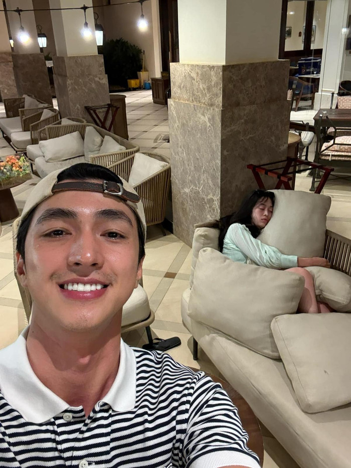 Bình An khiến dân tình bật cười khi đăng ảnh 'dìm hàng' vợ lúc ngủ. (Ảnh FBNV)