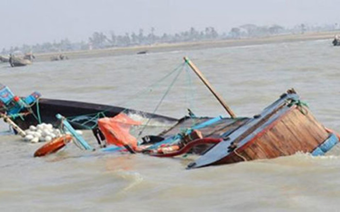 Lật thuyền chở 200 khách đi chợ, chưa tìm được ai còn sống sót Ảnh 2