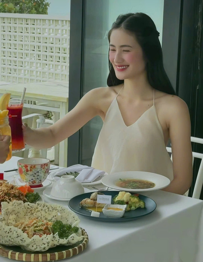 Mới đây, Hoa hậu Ý Nhi đã đăng tải đoạn clip hẹn hò ăn uống cuối tuần. Thả dáng trong bối cảnh một nhà hàng ven bờ biển, nàng hậu thu hút ánh nhìn bởi tạo hình thanh lịch, điệu đà. Trên trang cá nhân, cô viết: “Một bữa trưa thật chill”