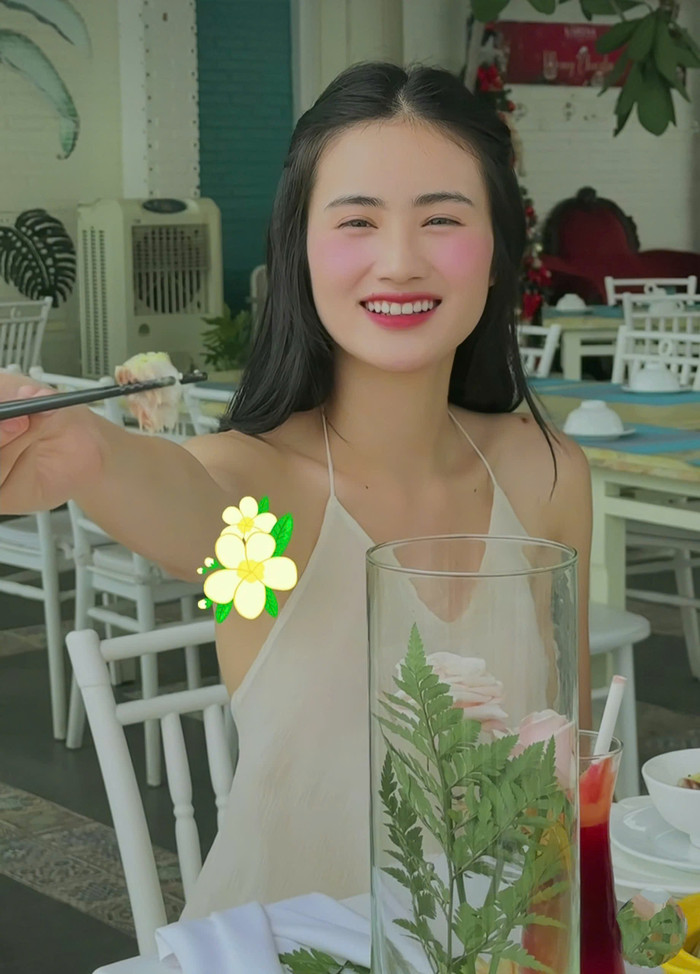 Có thể thấy, xu hướng xuyên thấu vẫn chưa có dấu hiệu hạ nhiệt vào mùa đông năm nay khi được Hoa hậu Ý Nhi tiếp tục hưởng ứng. Trong khoảnh khắc đăng tải, nàng hậu khoe sắc trong bản phối áo yếm cách tân và chân váy liền mảnh dáng dài. 