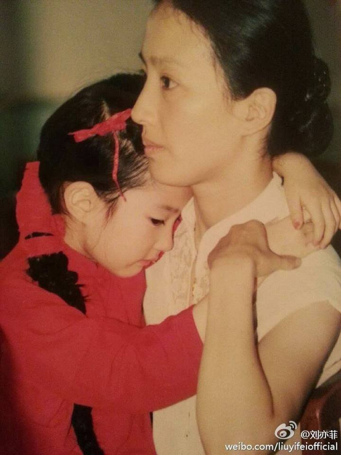 Lưu Diệc Phi theo mẹ sang Mỹ từ khi còn nhỏ.