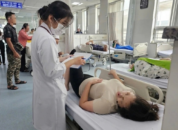 Gần 400 người nhập viện sau khi ăn bánh mì - Ảnh: Thanh niên