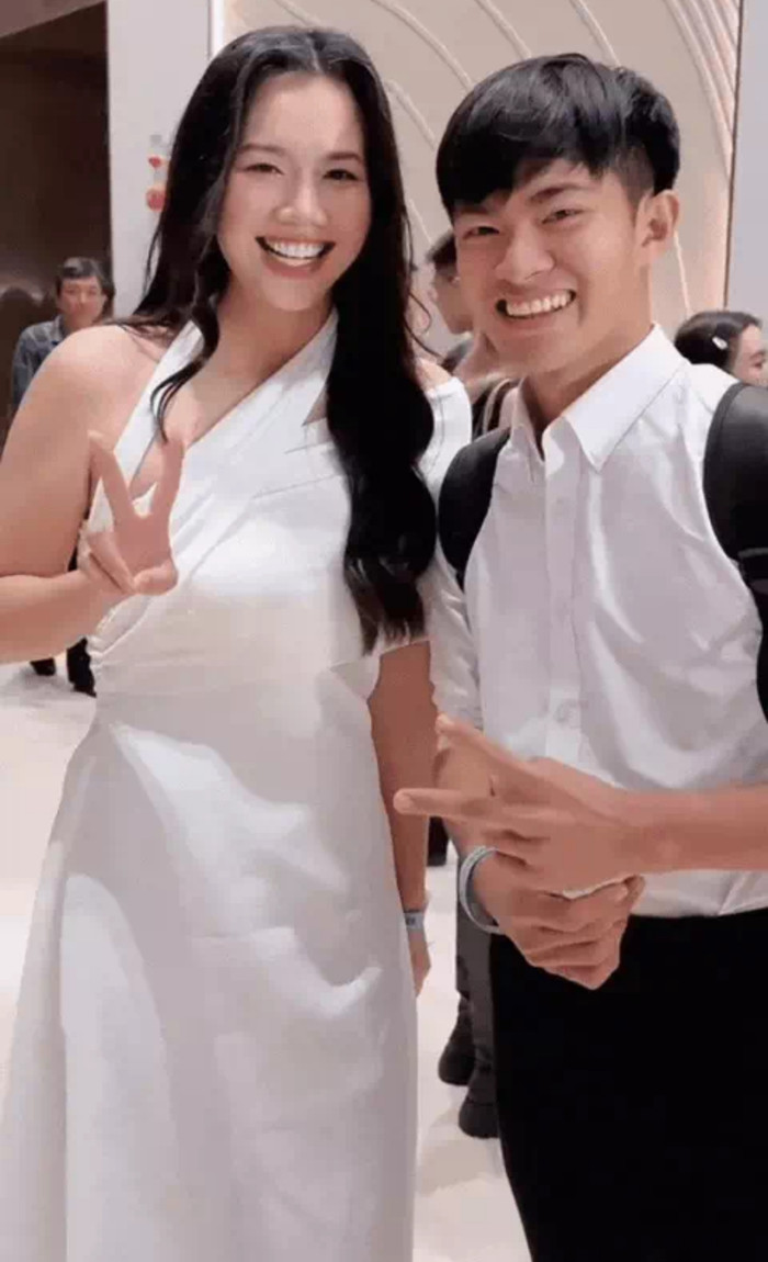 Ánh Viên lại khiến cho mạng xã hội dậy sóng với hình ảnh xinh đẹp bên cạnh một TikToker đang rất hot. Ảnh chụp màn hình