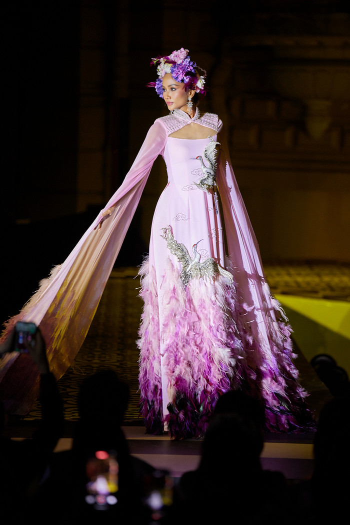 Thần thái ngút ngàn của Top 5 Miss Universe 2018 trên sàn diễn thời trang. 