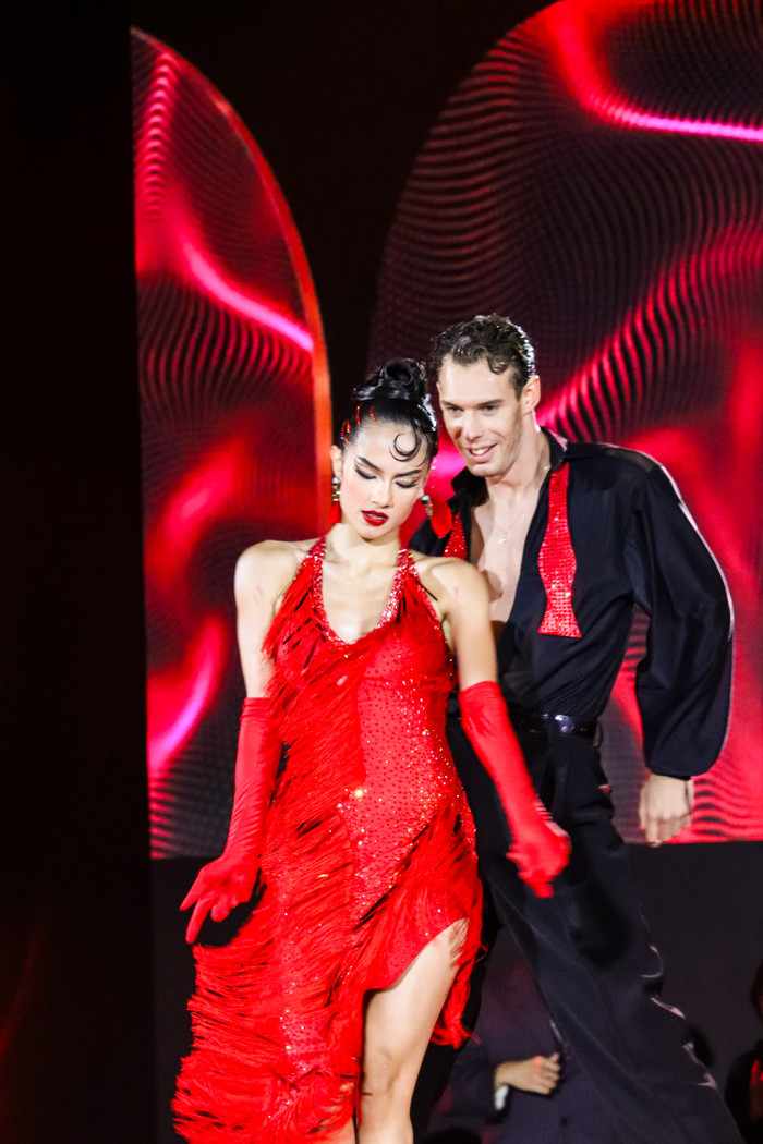 Cặp đôi đã có sự kết hợp ăn ý, mang đến tiết mục mãn nhãn và khiến khán giả nhiệt tình cổ vũ. 