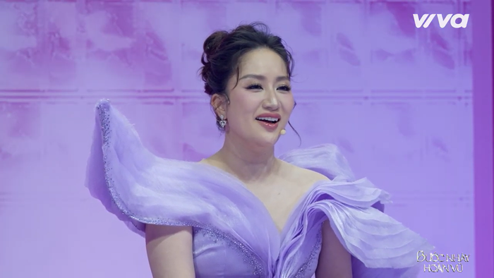 Khánh Thi xúc động chia sẻ khi gắn bó suốt nhiều năm liền cùng chương trình: “Với Thi, Bước Nhảy Hoàn Vũ là 15 năm, Thi đã ngồi Bước Nhảy Hoàn Vũ từ năm 2010 và đã chấm 7 năm liên tiếp, sau đó chờ thêm 8 năm nữa để quay lại mùa thứ 8.'. 