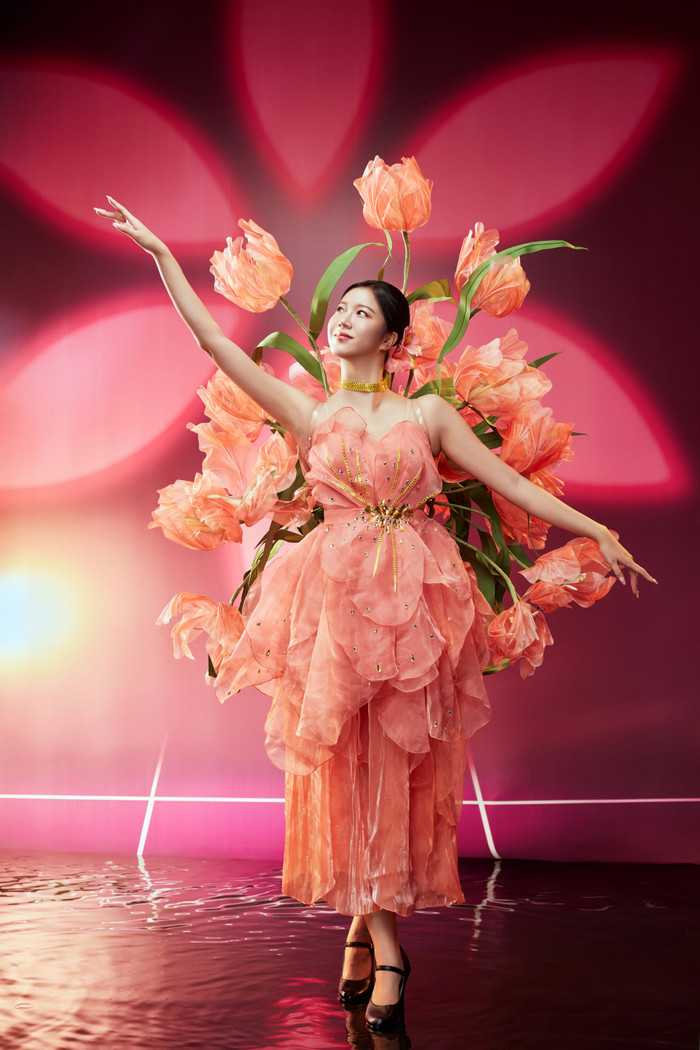 Tạo hình của Lee Hooyeon tại vòng thi Cuộc Chiến Hoa Thần. 