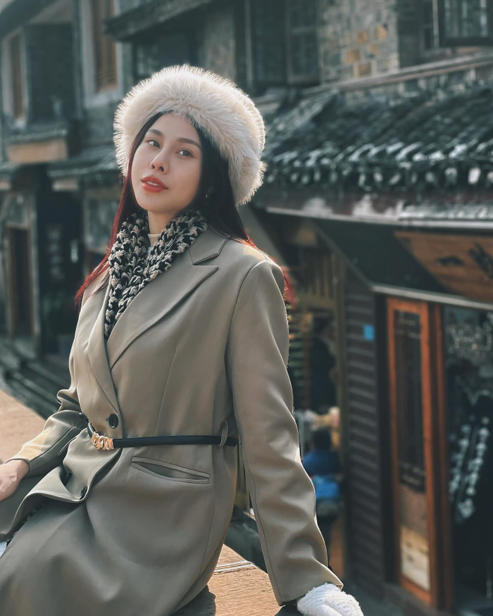 Trong những ngày trời trở lạnh, Chu Lê Vi Anh ưa chuộng những thiết kế thời trang mang chất liệu dày dặn, có khả năng giữ ấm cơ thể. Người đẹp phối những item thời trang cơ bản nhưng vẫn toát lên tinh thần thời thượng, đậm tính thời trang nhờ màn phối phụ kiện 'mát tay'. Chu Lê Vi Anh kết hợp áo trench coat dáng dài, áo cổ lọ cùng nón lông, bao tay và khăn quàng cổ. Để tránh việc rơi vào tình huống bị 'dìm dáng', người đẹp khéo léo sử dụng chiếc thắt lưng mảnh, tạo nên khoảng cách giữa eo và chân nhằm tôn chiều cao.