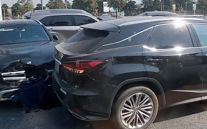 Xe container tông loạt ô tô chờ đèn đỏ ở Hà Nội: 6 xe hư hỏng nặng Ảnh 2