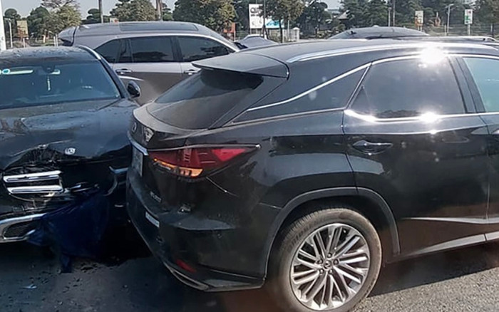 Kinh hoàng xe container tông liên tiếp 6 ô tô.