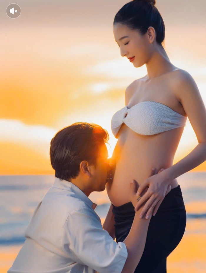 Nam ca sĩ cưng chiều bà xã hết mực. Ảnh: FBNV