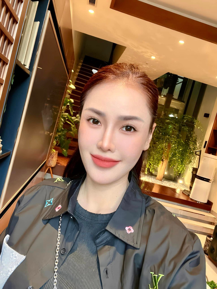 Trên mạng xã hội, Quế Vân thường xuyên cập nhật về cuộc sống đời thường. Những năm gần đây, nữ ca sĩ không quá mặn mà với các hoạt động nghệ thuật mà tập trung cho công việc kinh doanh. (Ảnh:FBNV)