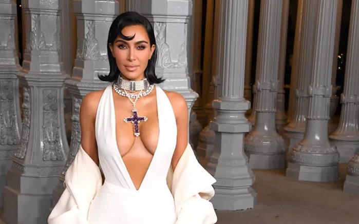 Kim Kardashian tái hiện phong cách công nương Diana với chiếc vòng cổ huyền thoại Ảnh 2