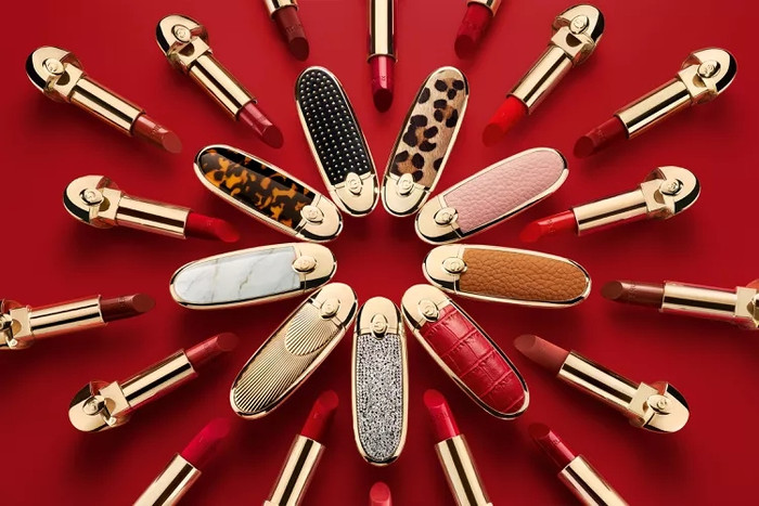 Khi đôi môi đã là điểm nhấn, bạn không cần phải cầu kỳ với phần trang điểm còn lại. 