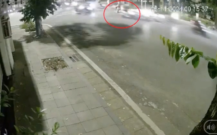 Quái xế phóng xe bạt mạng tông cô gái tử vong, camera hiện trường ghi cảnh đau lòng Ảnh 2