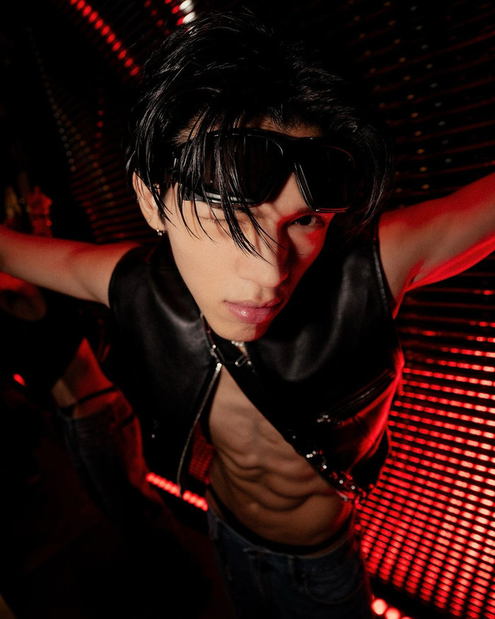 KIRE là nam ca sĩ đi theo phong cách gợi cảm, nóng bỏng.