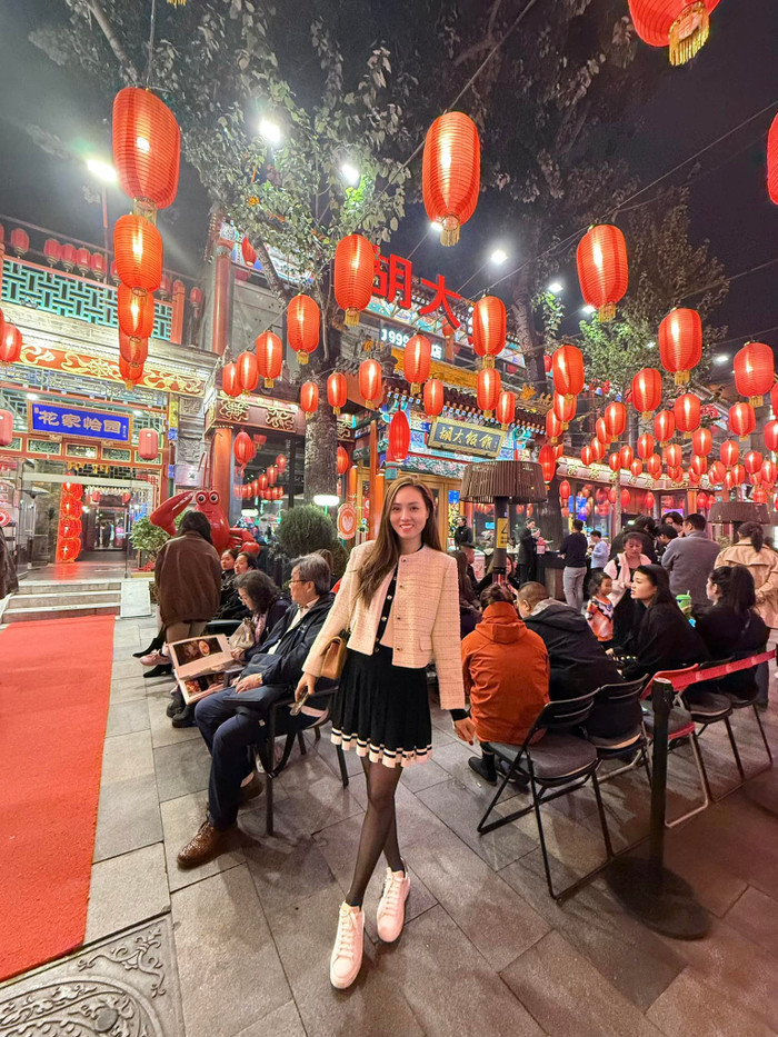 Vợ NSND Công Lý mới có chuyến công tác tại Trung Quốc.