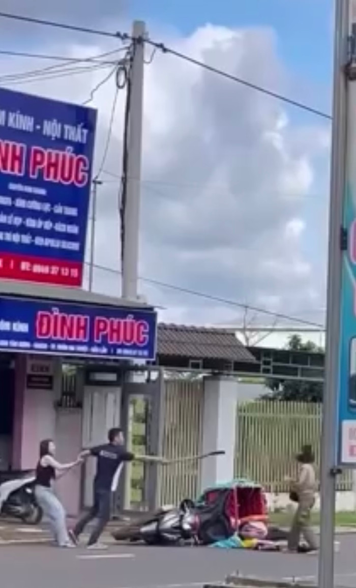 Hành động của nam thanh niên đã khiến cộng đồng mạng phẫn nộ.