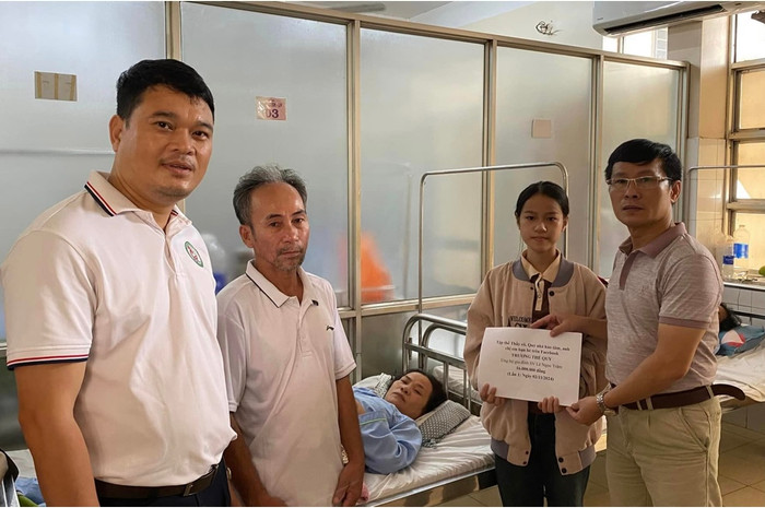 Thầy Trương Thế Quý (bìa phải) đến thăm và trao tặng số tiền 17 triệu đồng.