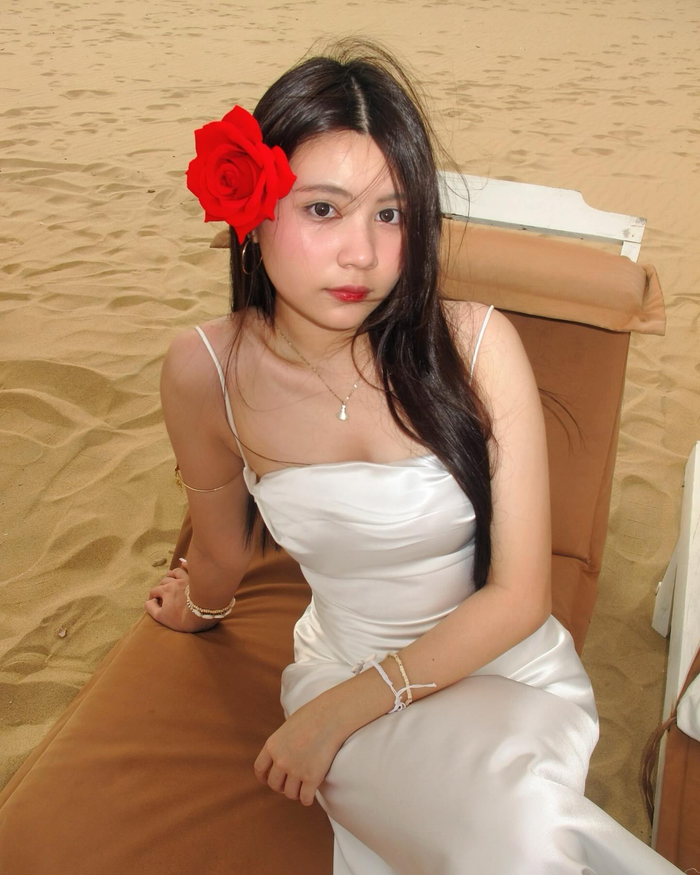 Con gái 16 tuổi MC Quyền Linh chuộng mặc hở hơn chị gái. 